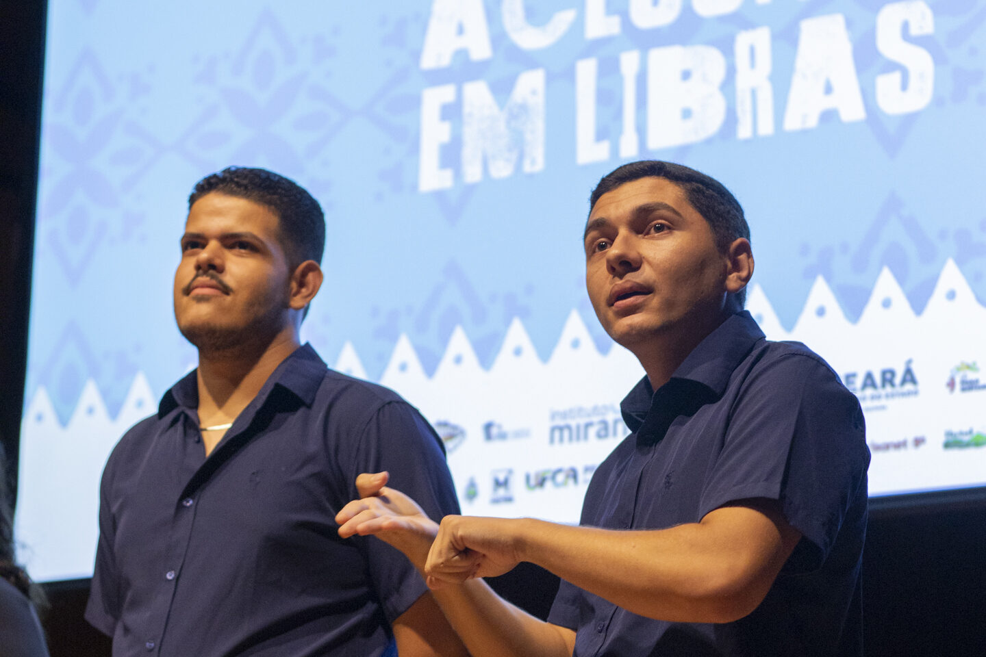 Lirieudo Santos e Abner Oliveira- Tradutor de libras